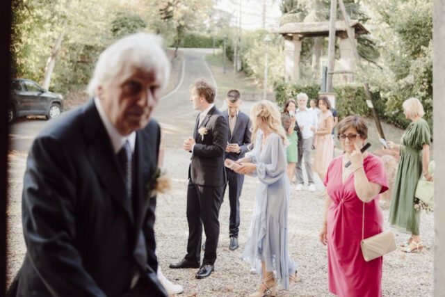 Arrivo dello sposo in chiesa con testimoni e parenti
