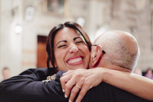 L'abbraccio felice ed emozionato della sposa con il papà al termine della cerimonia