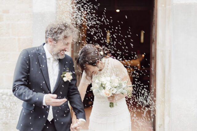 Uscita degli sposi dalla chiesa con lancio del riso