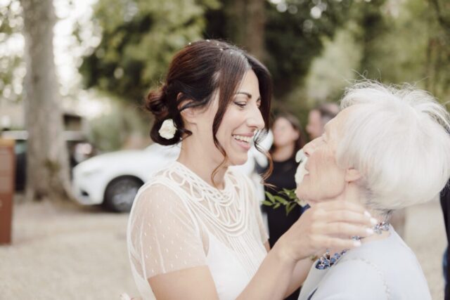 Sguardi felici tra la mamma e la sposa al termine della cerimonia