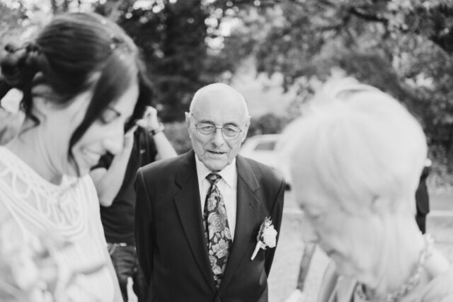 Lo sguardo fiero e felice del padre che ammira le sue donne