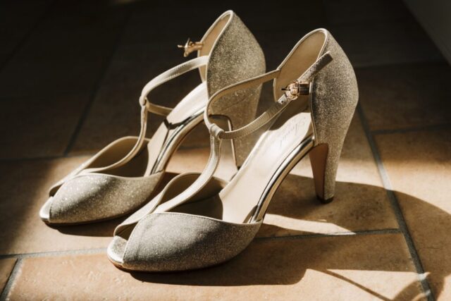 Dettaglio delle scarpe eleganti della sposa Alle durante il matrimonio a Parma