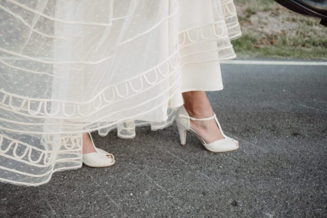 Dettaglio sulle scarpe della sposa durante la sessione di ritratto in esterna