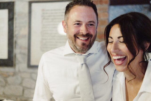 Sposa sorridente con testimone durante i preparativi della sposa