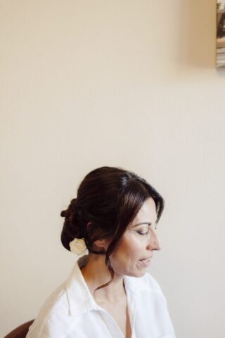 Dettaglio della sposa durante i preparativi di trucco e parrucco