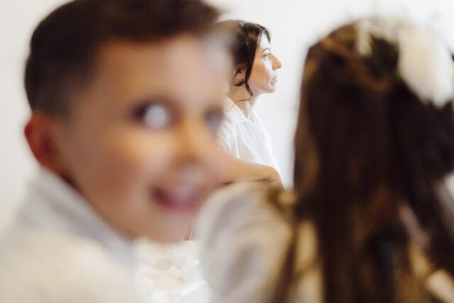 Dettaglio della sposa durante i preparativi trucco per matrimonio