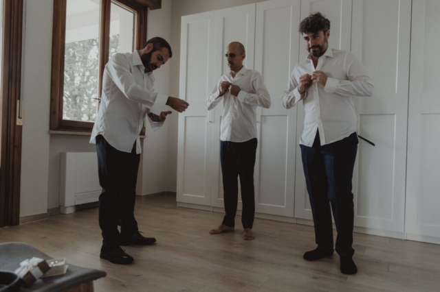Preparazione dello sposo con i suoi testimoni
