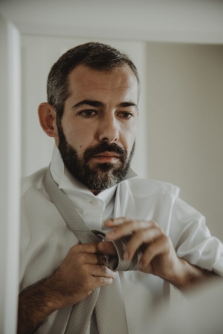 Ritratto sposo concentrazione alta