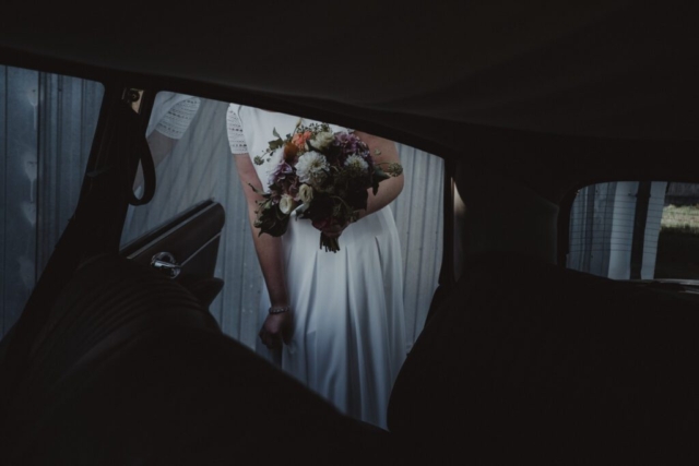 Entrata in auto per la sposa