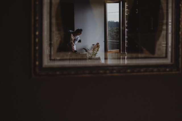 Riflesso sposa dutrante la fase trucco
