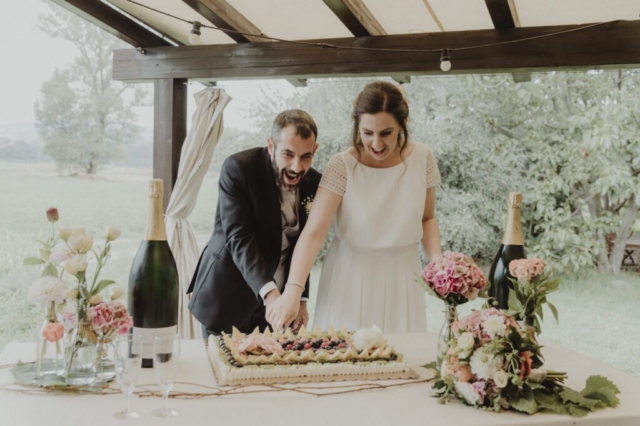 Il momento del taglio torta nuziale