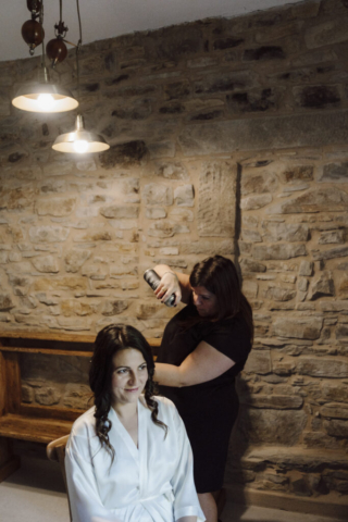 Ultimi ritocchi ai capelli della sposa