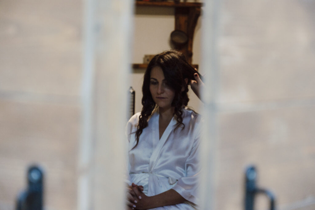 Un dettaglio della sposa in un attimo di sua riflessione