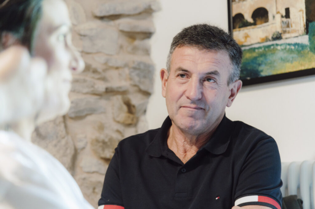 Uno sguardo amichevole e innamorato del padre della sposa