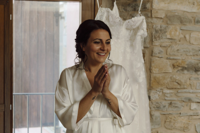 Sorrispo smagliante per la sposa prima di vestirsi