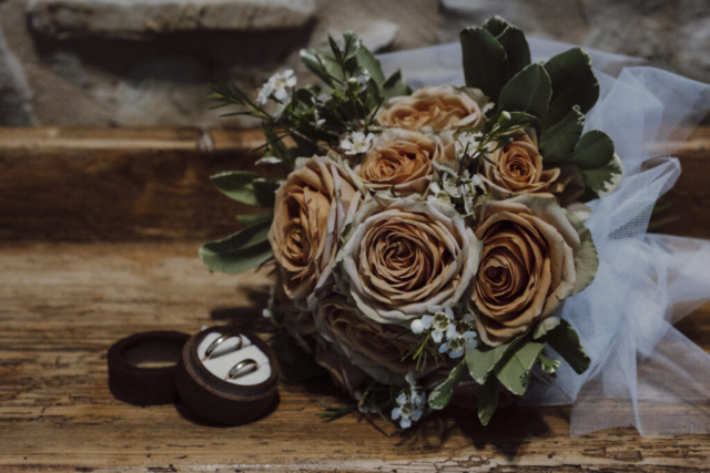Fiori ed anelli nuziali