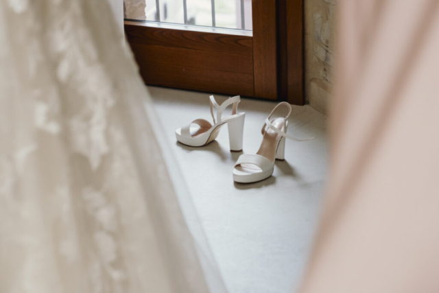 Un dettaglio sulle scarpe da sposa