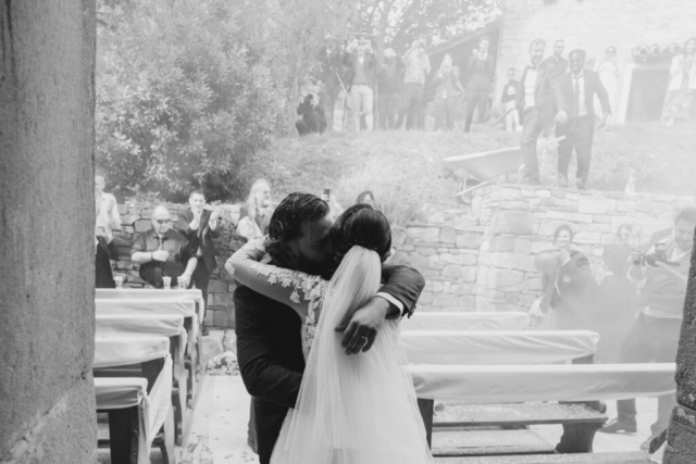 Primo bacio per gli sposi