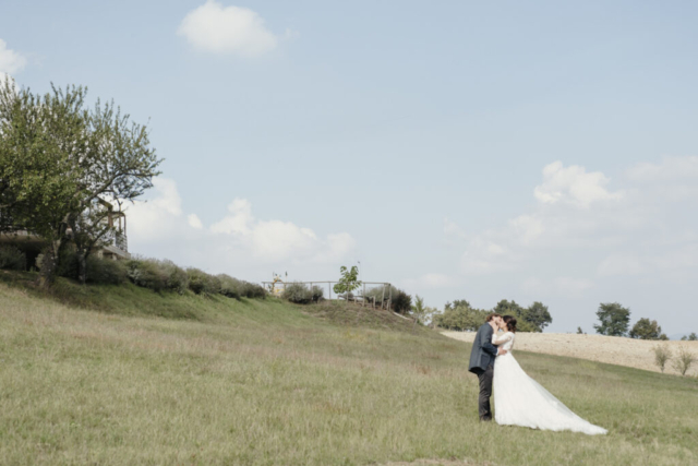 Ritratto sposi in location con bacio