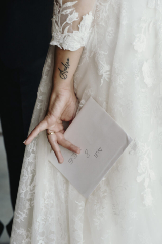 Un particolare sulla mano della sposa