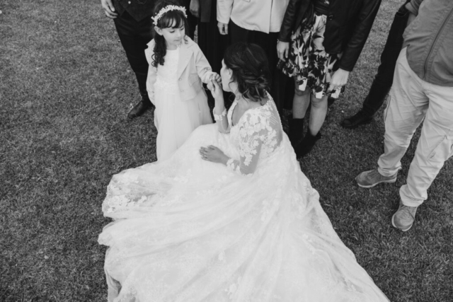 Un ritratto della sposa con piccola invitata