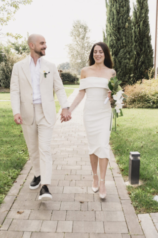 Un bel sorriso e mano nella mano per gli sposi verso gli invitati