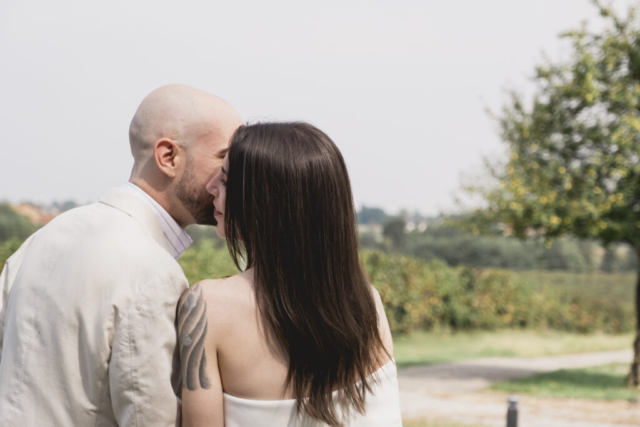 Un bacio alla sposa in questo ritratto