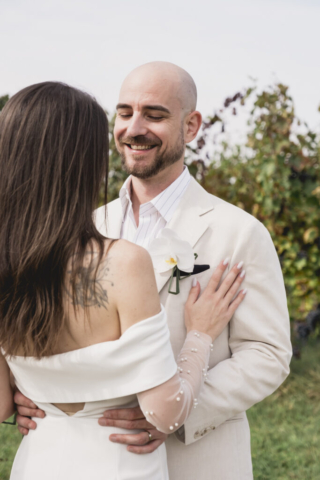 Un bel sorriso dello sposo alla sua bella sposa