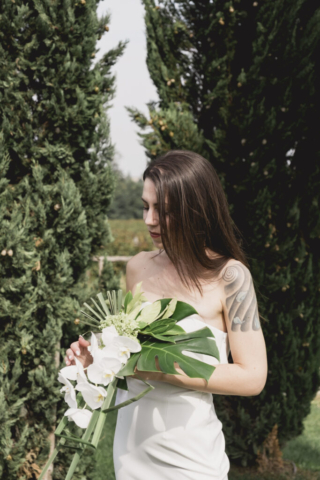 Ritratto della sposa in location con il suo bouquet