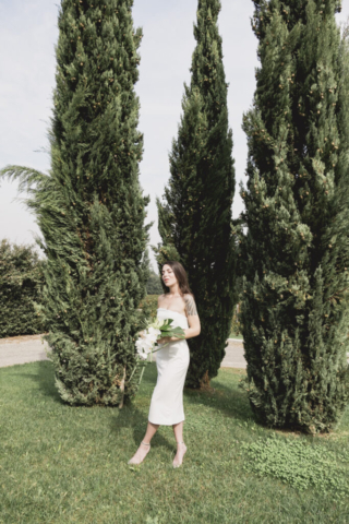 Un ritratto della sposa nel giardino della location