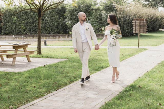 Passeggiata mano nella mano per gli sposi